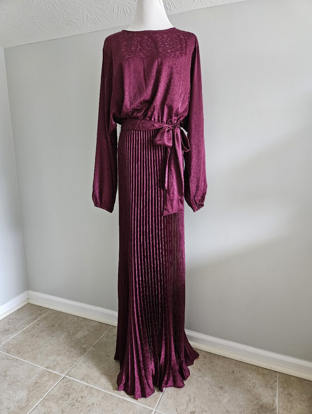 VICI | Elegant Pleated Maxi Dress with Waist Tie